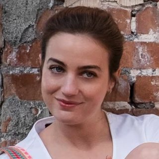 Mia, played by Beatrice Grannò