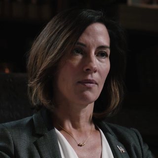 Governor Lynelle Perry as seen in the show, played by Wendy Moniz